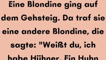 Eine Blondine ging auf dem Gehsteig